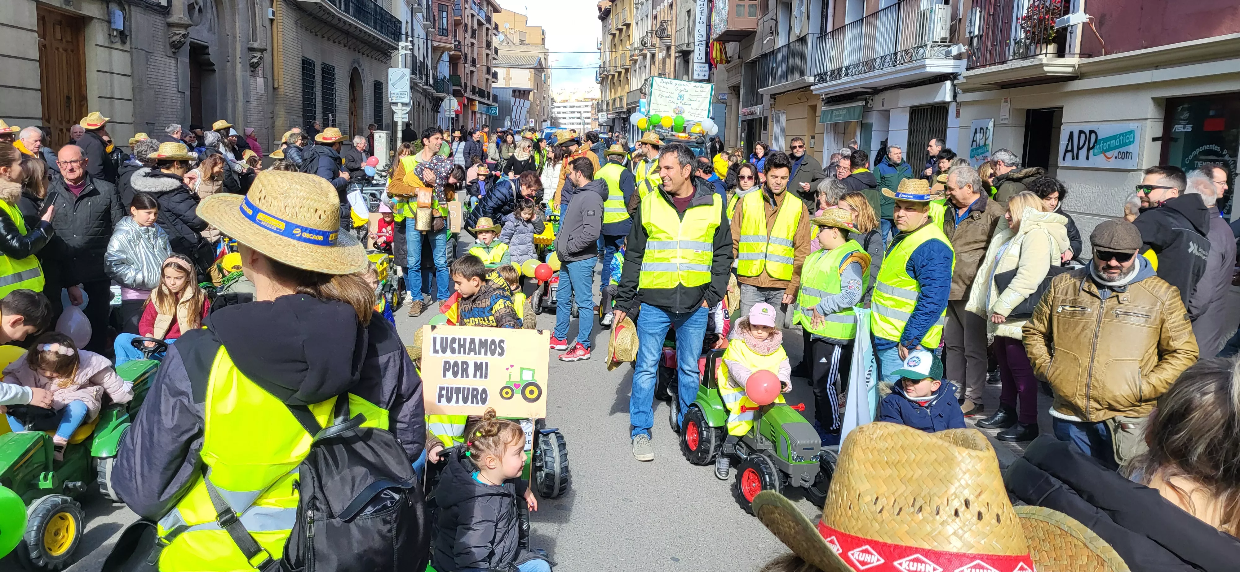 Tractorada infantil en apoyo al sector primario en Huesca. Foto Mercedes Manterola