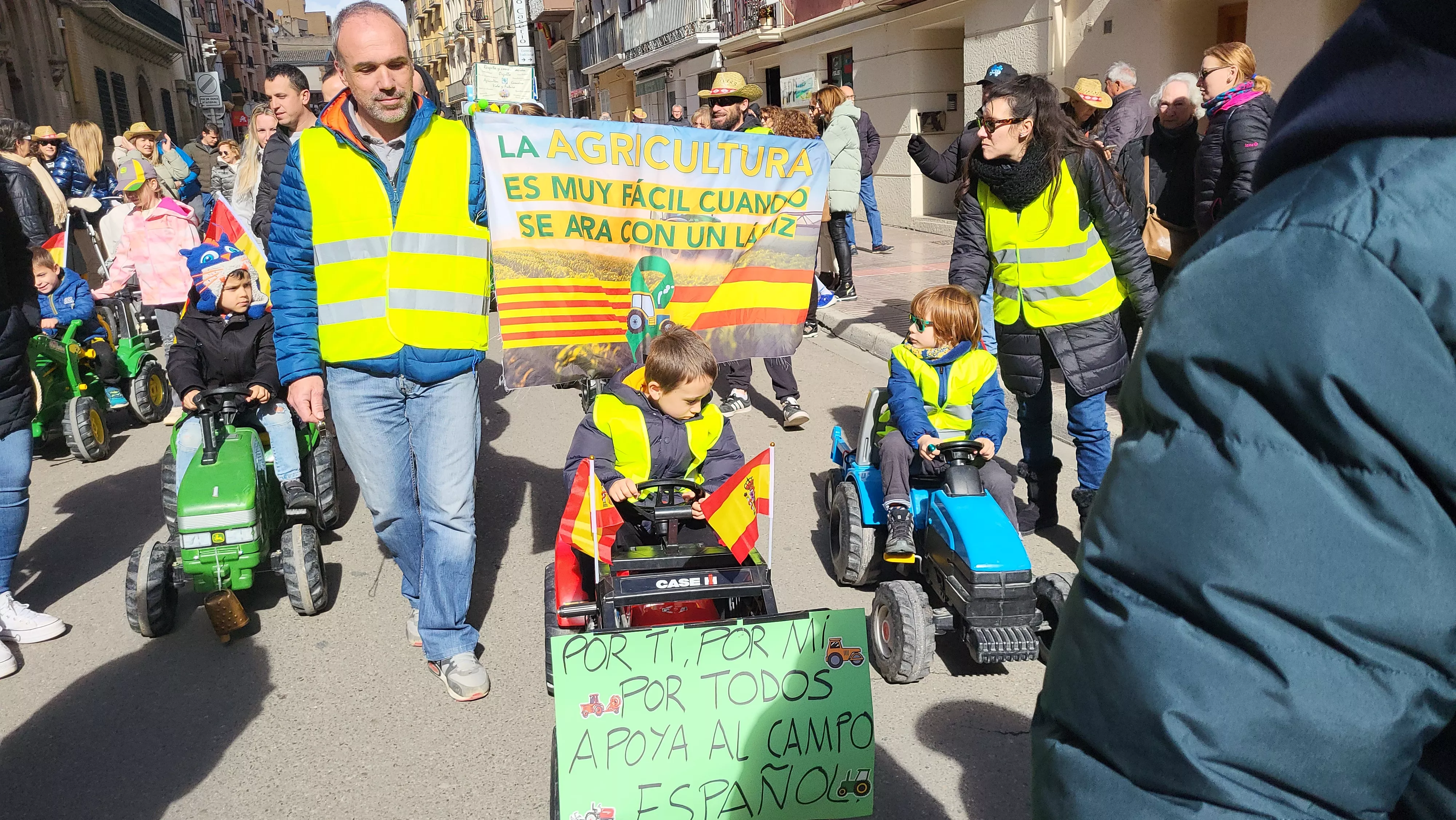 Tractorada infantil en apoyo al sector primario en Huesca. Foto Mercedes Manterola