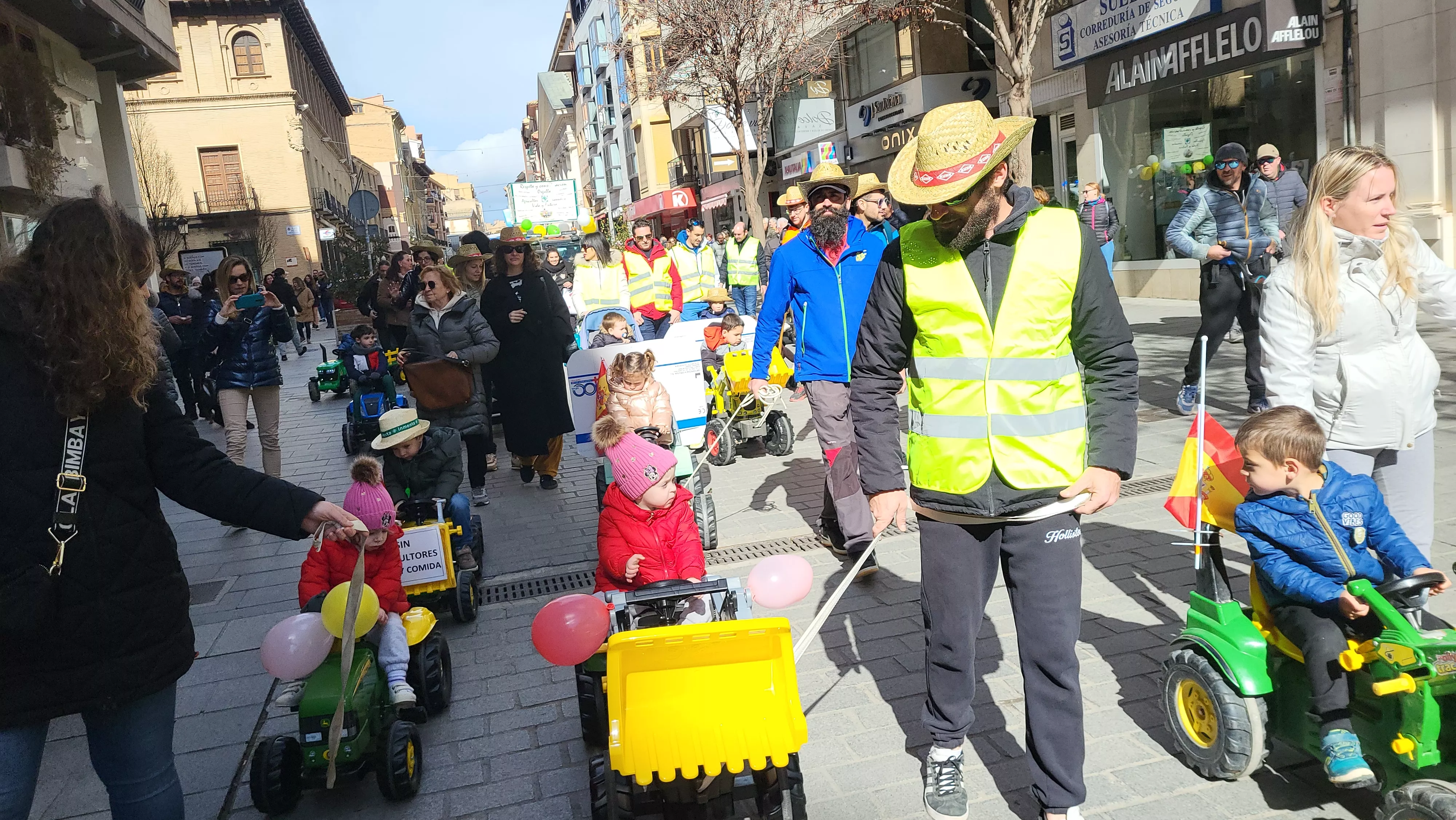 Tractorada infantil en apoyo al sector primario en Huesca. Foto Mercedes Manterola