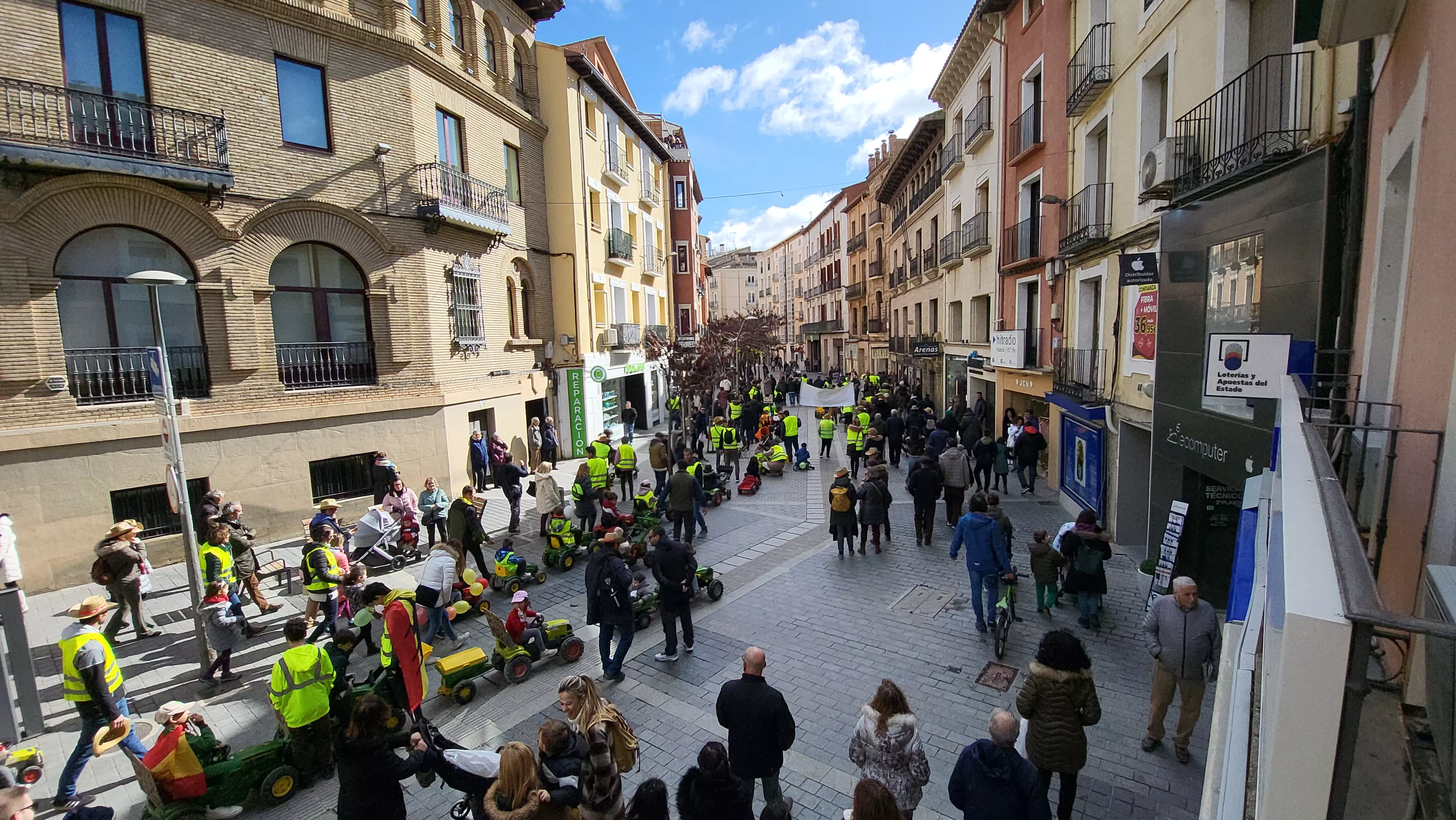 Tractorada infantil en apoyo al sector primario en Huesca. Foto Mercedes Manterola