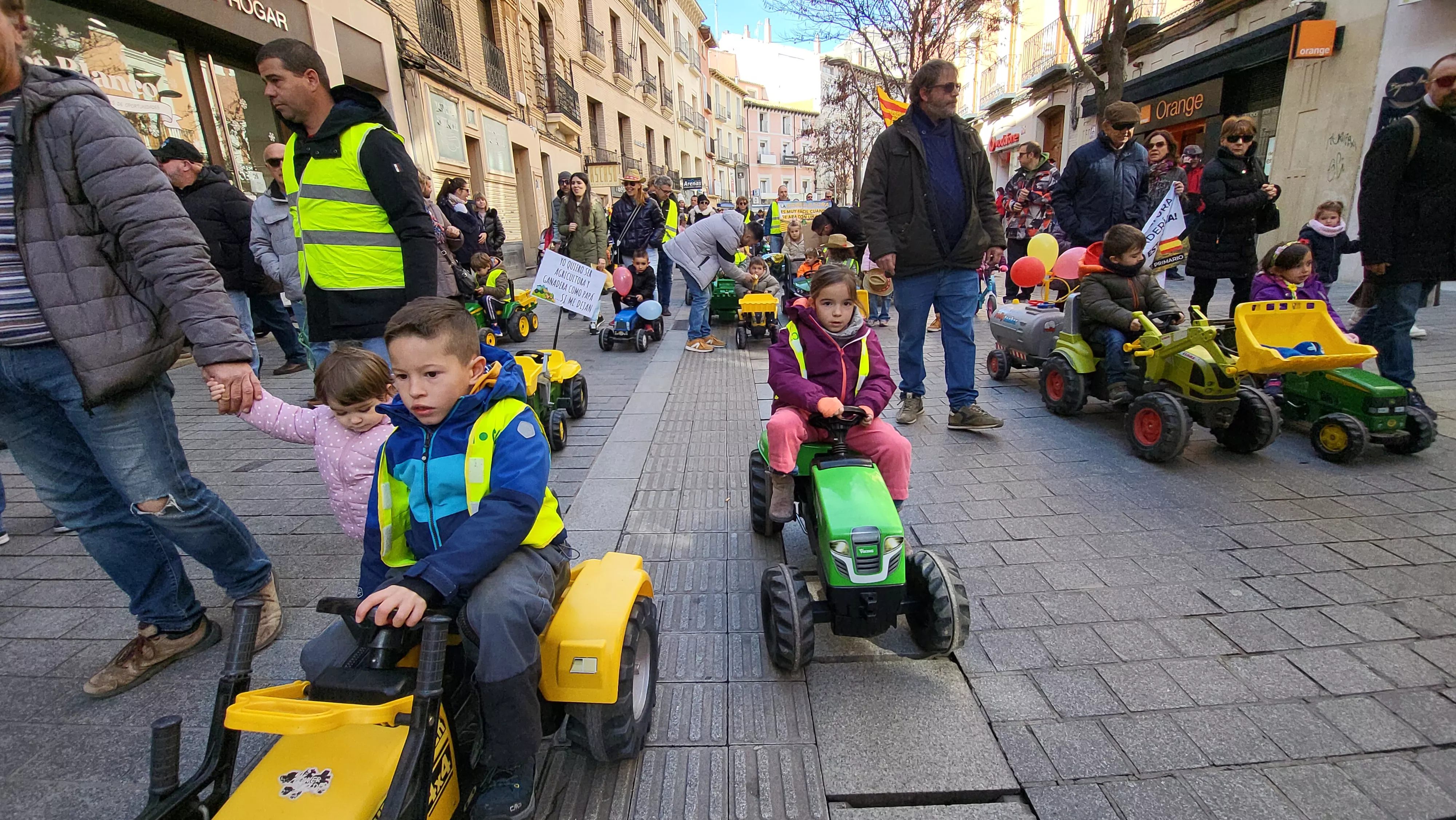 Tractorada infantil en apoyo al sector primario en Huesca. Foto Mercedes Manterola