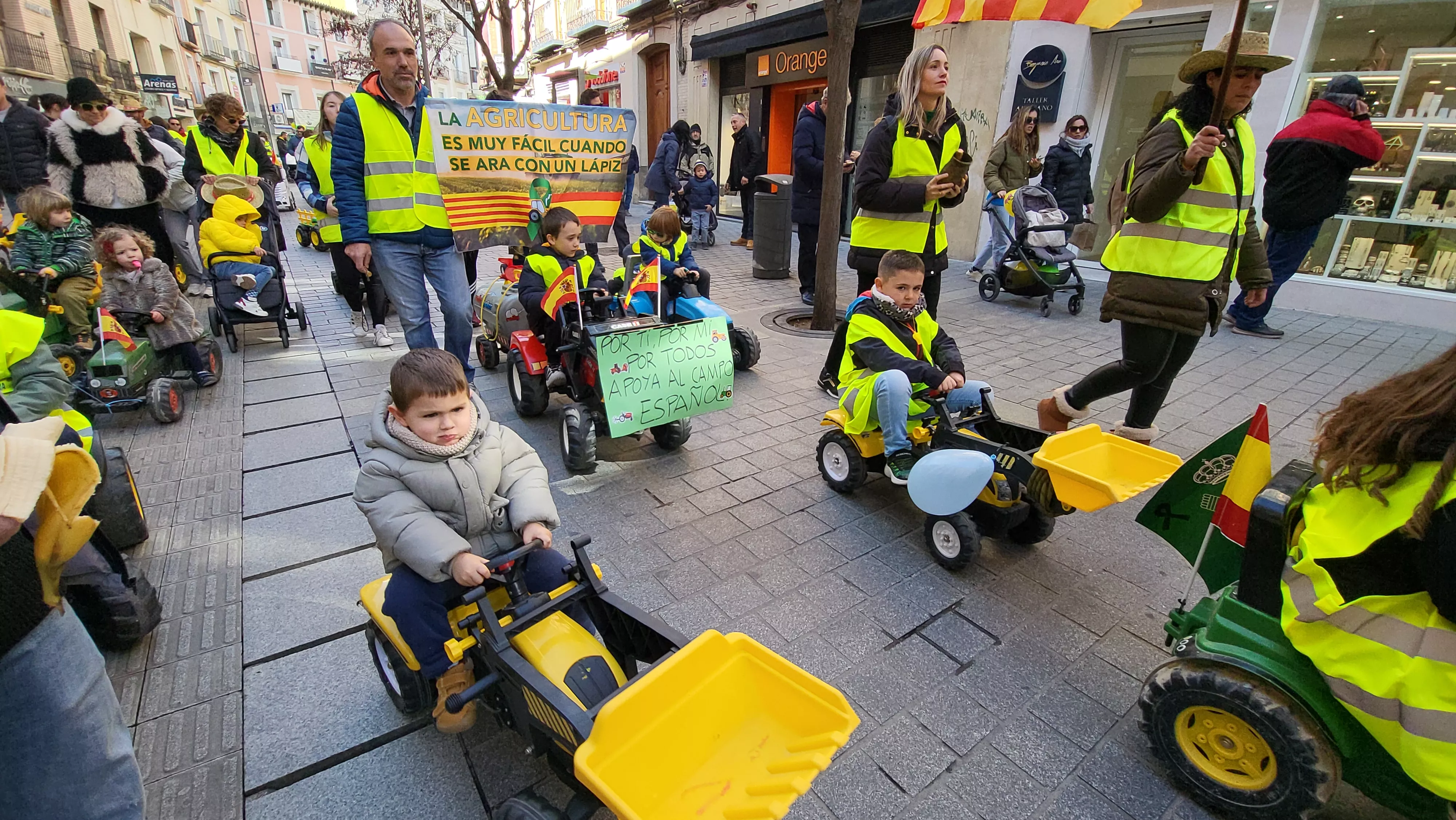 Tractorada infantil en apoyo al sector primario en Huesca. Foto Mercedes Manterola