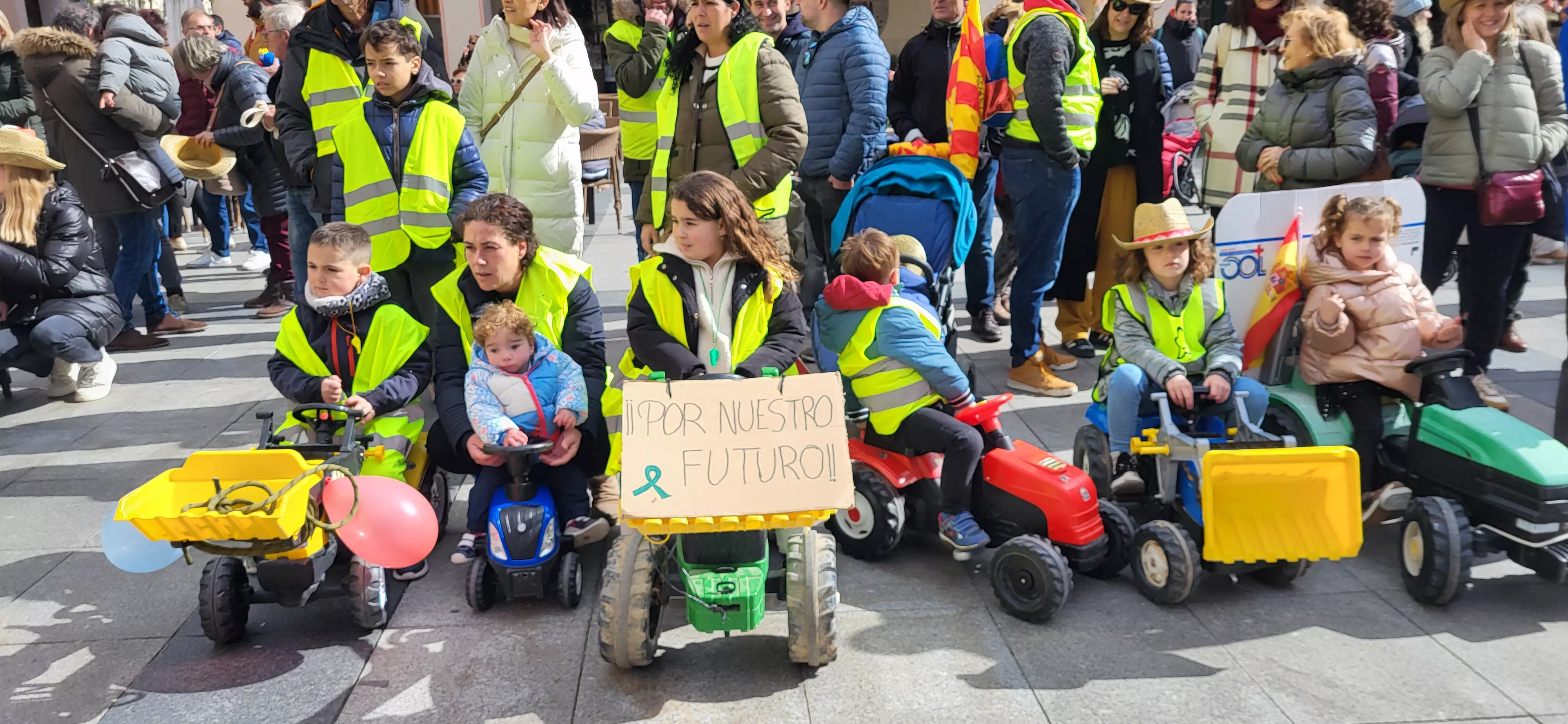 Tractorada infantil en apoyo al sector primario en Huesca. Foto Mercedes Manterola