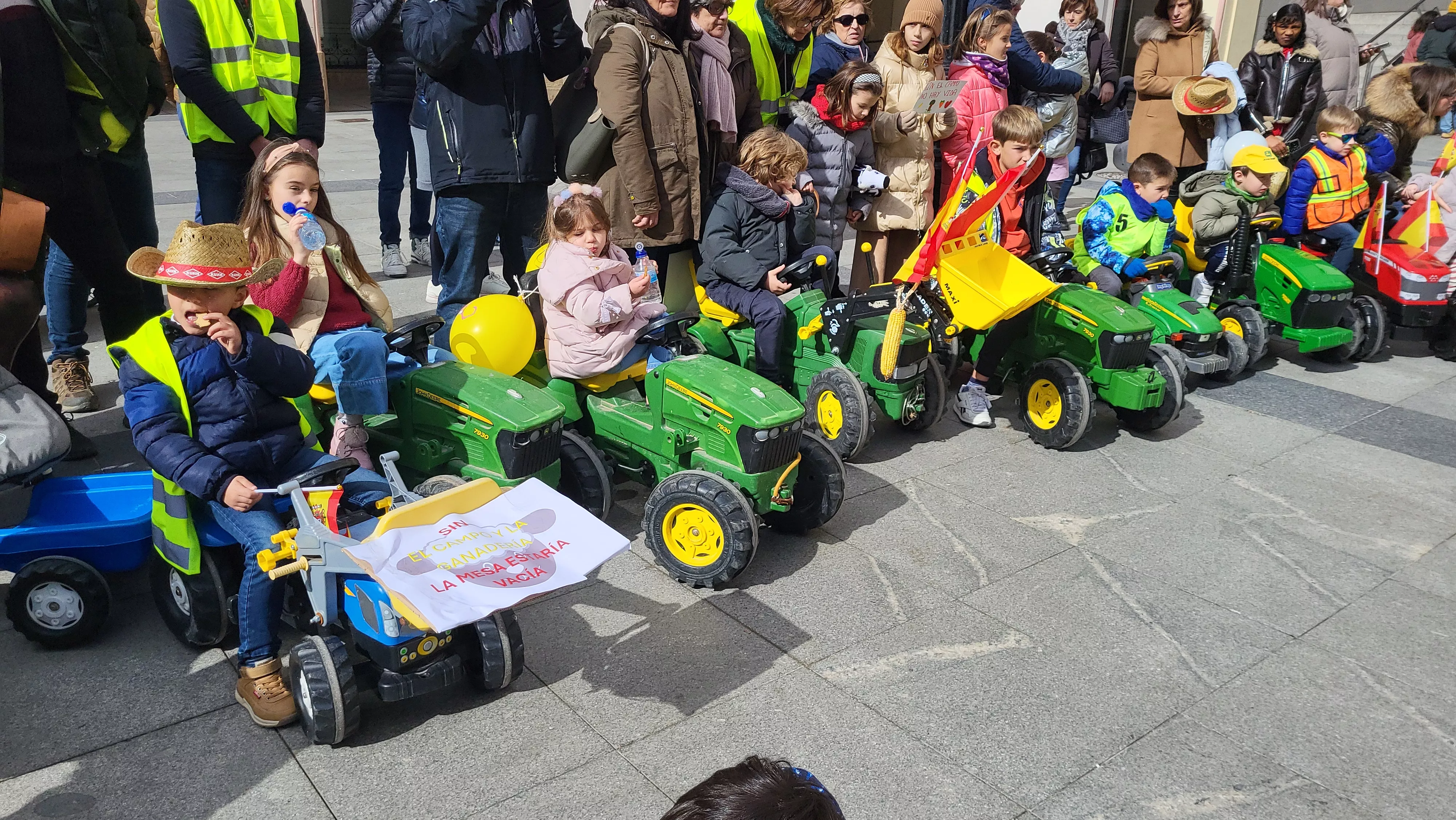 Tractorada infantil en apoyo al sector primario en Huesca. Foto Mercedes Manterola