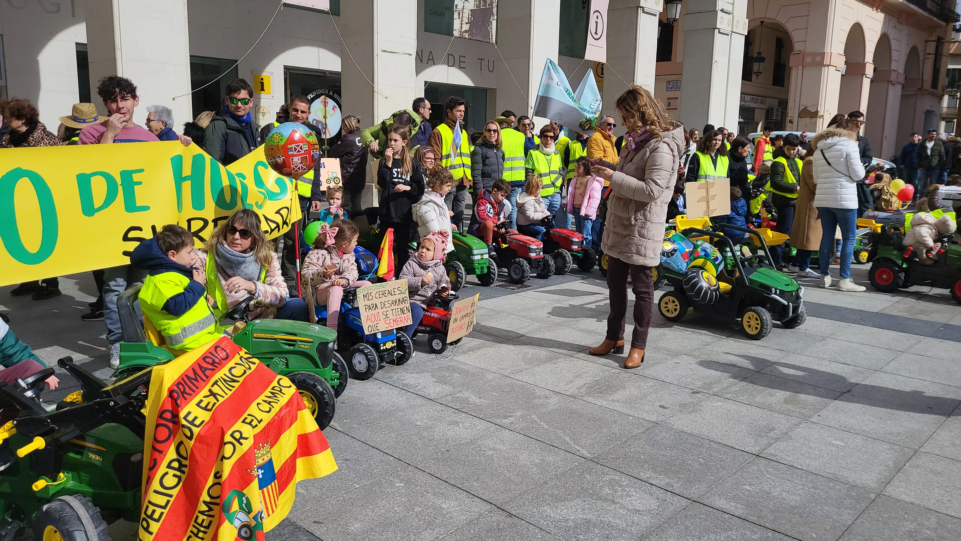 Tractorada infantil en apoyo al sector primario en Huesca. Foto Mercedes Manterola