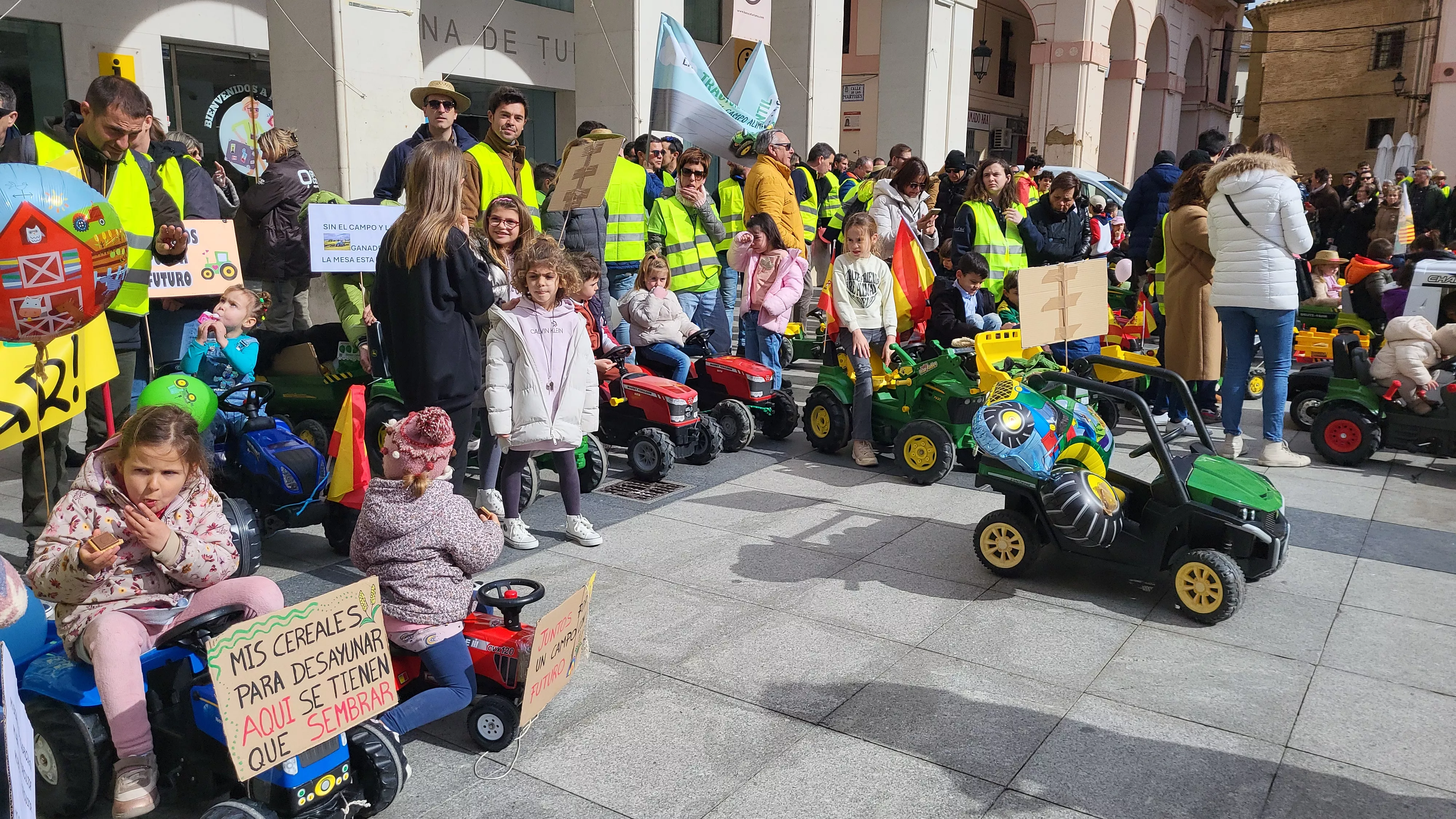 Tractorada infantil en apoyo al sector primario en Huesca. Foto Mercedes Manterola