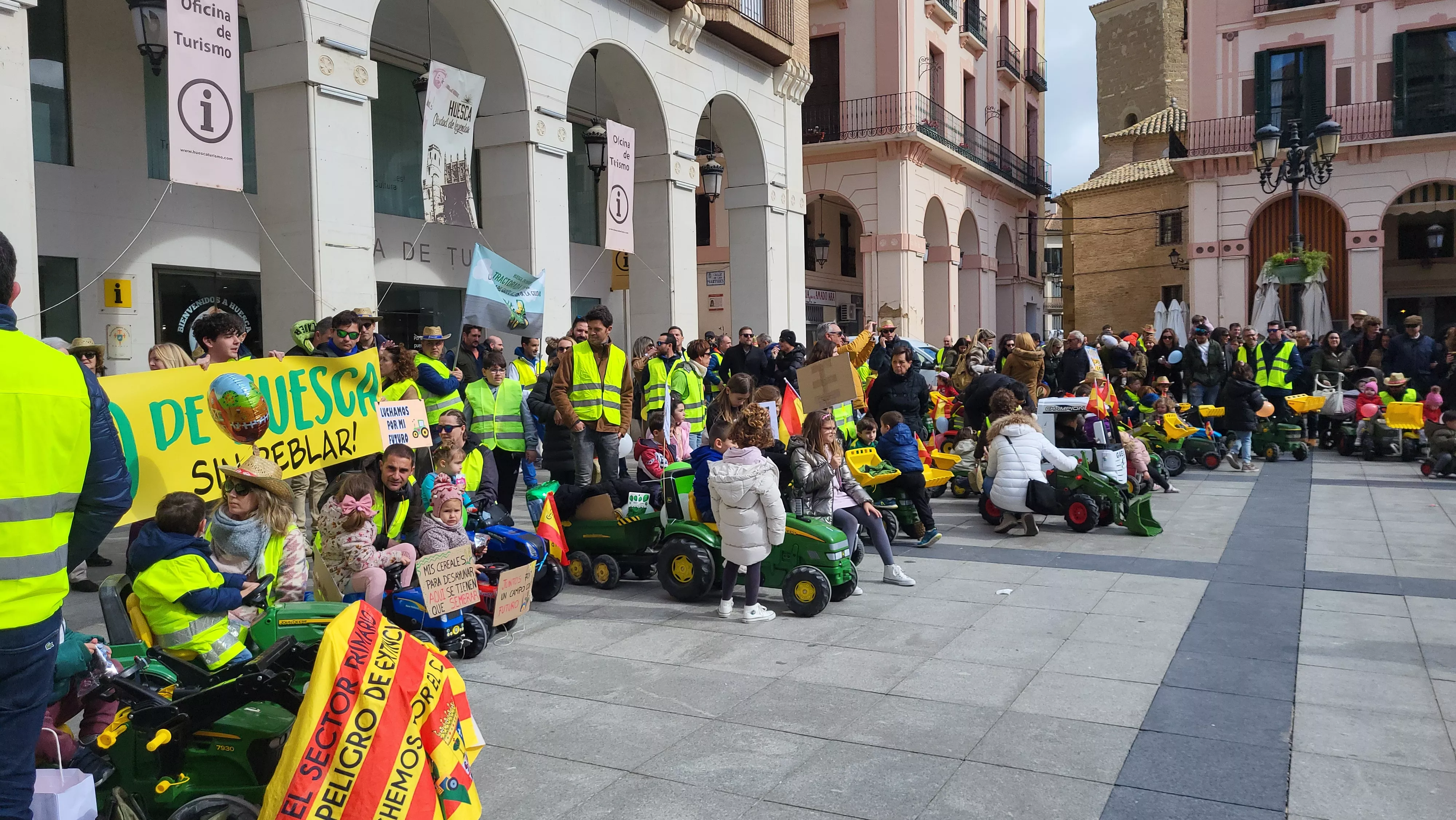 Tractorada infantil en apoyo al sector primario en Huesca. Foto Mercedes Manterola