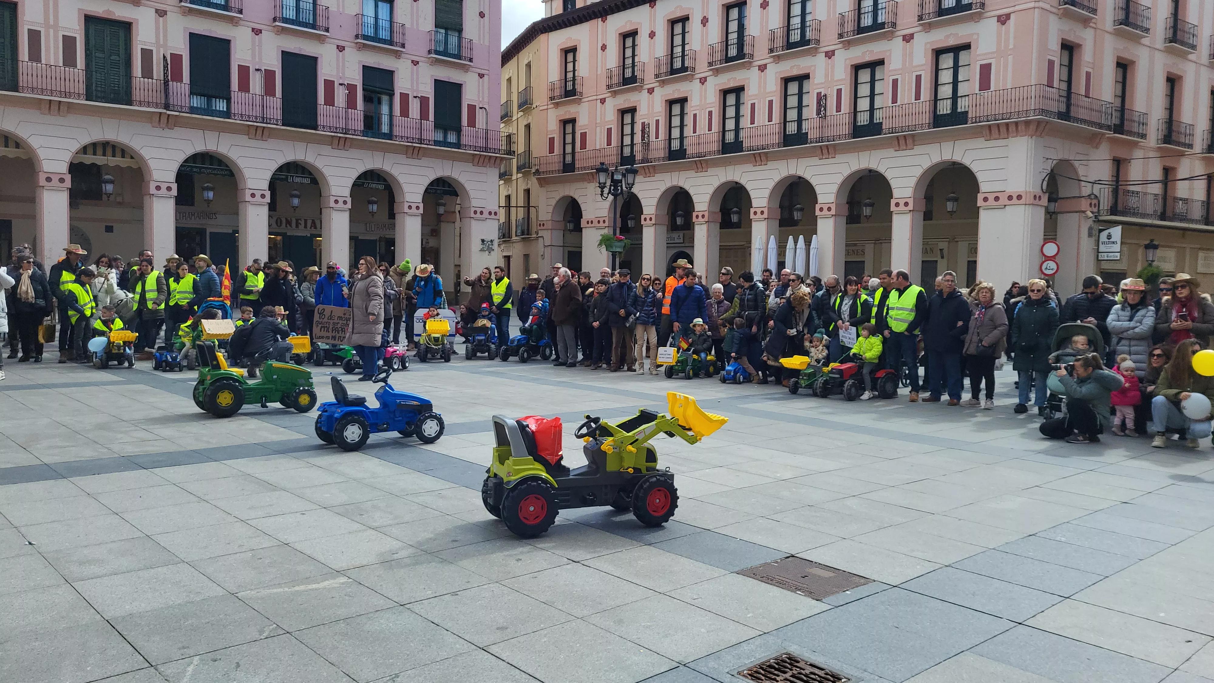 Tractorada infantil en apoyo al sector primario en Huesca. Foto Mercedes Manterola