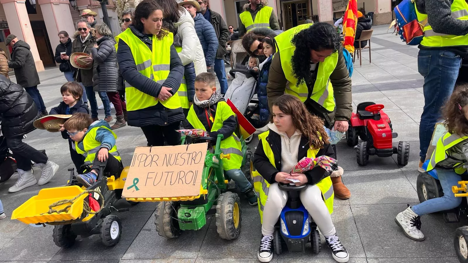 Tractorada infantil en apoyo al sector primario en Huesca. Foto Mercedes Manterola