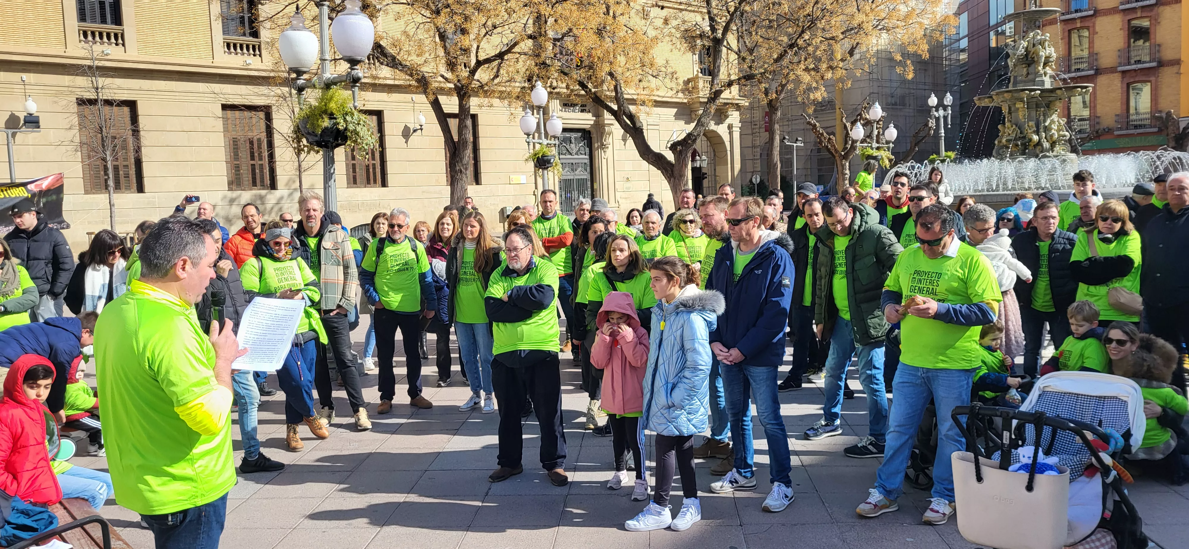 Vecinos y regantes de Salillas y Huerto en la concentración en la plaza de Navarra. Foto Mercedes Manterola