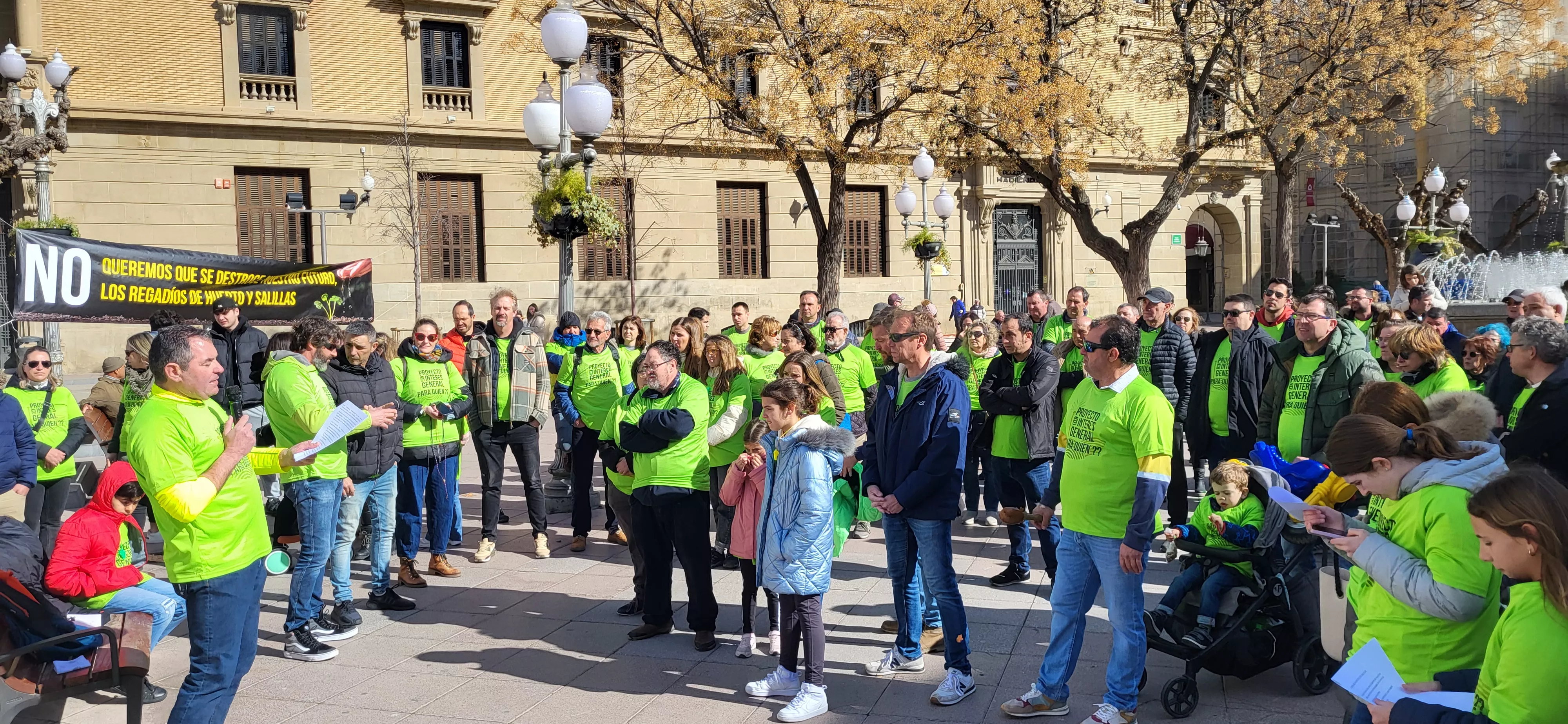 Imagen de una concentración de vecinos y regantes de Salillas y Huerto en Huesca. Foto Mercedes Manterola