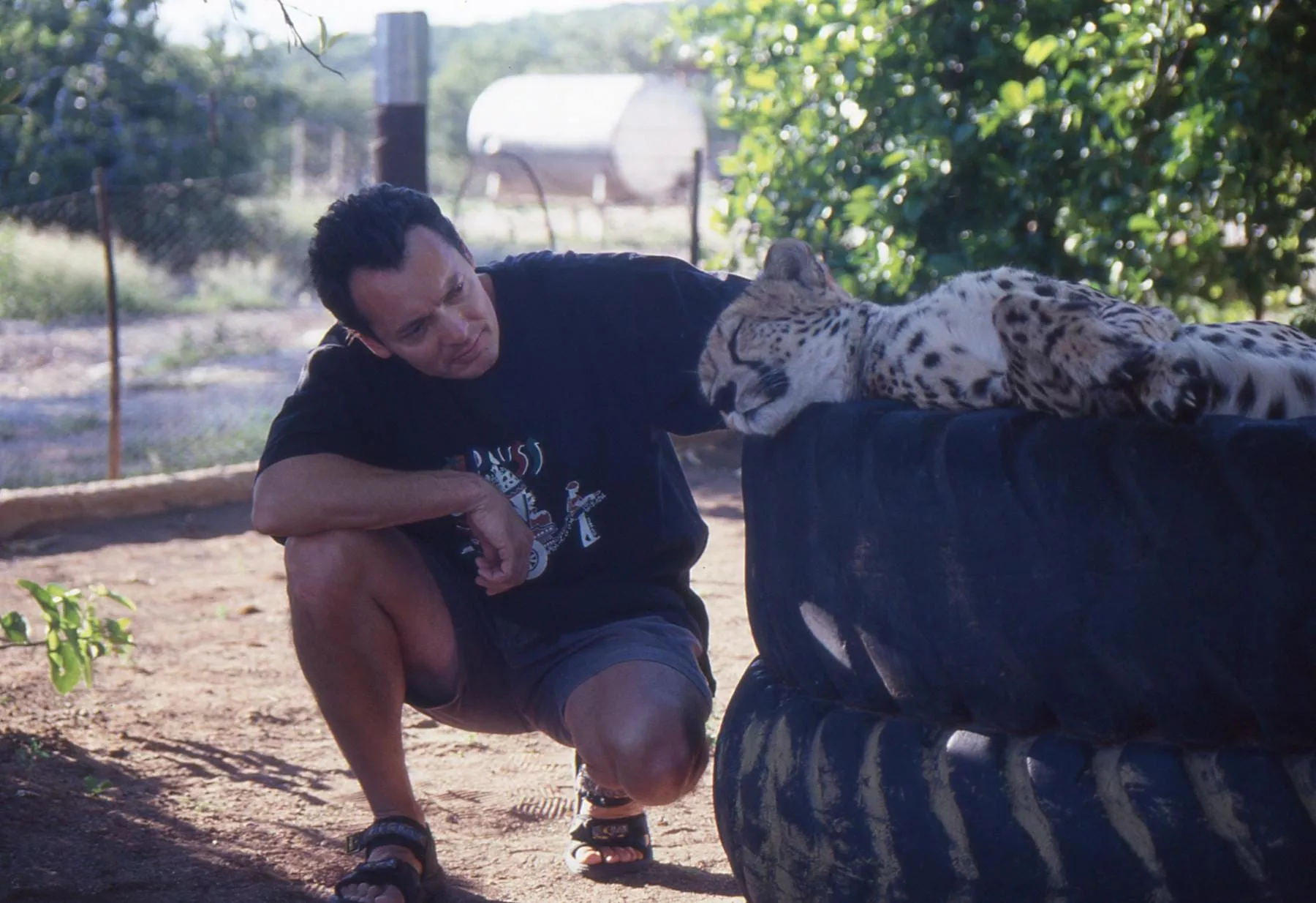 Marco Pascual con un gueparado en un viaje por África que compartió con una compañía no deseada