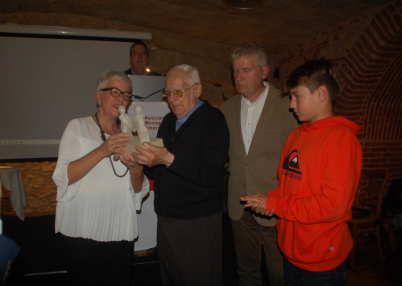María Jesús Laguna entrega el trofeo a Ángel Royo, acompañado de su hijo y su nieto
