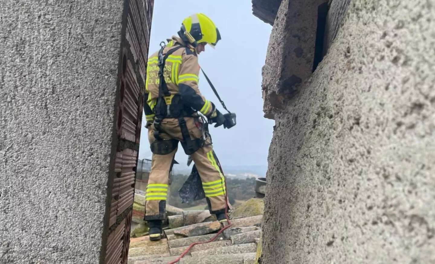 Actuación de los bomberos en el incendio registrado en Torres del Obispo.