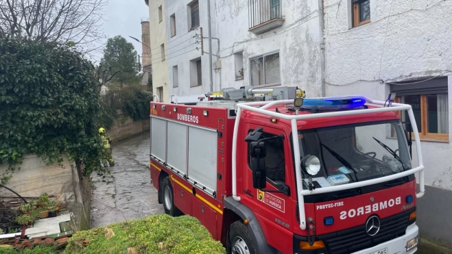 Bomberos junto a la vivienda afecta de la localidad grusina de Torres del Obispo. Bomberos junto a la vivienda afecta de la localidad grusina de Torres del Obispo.