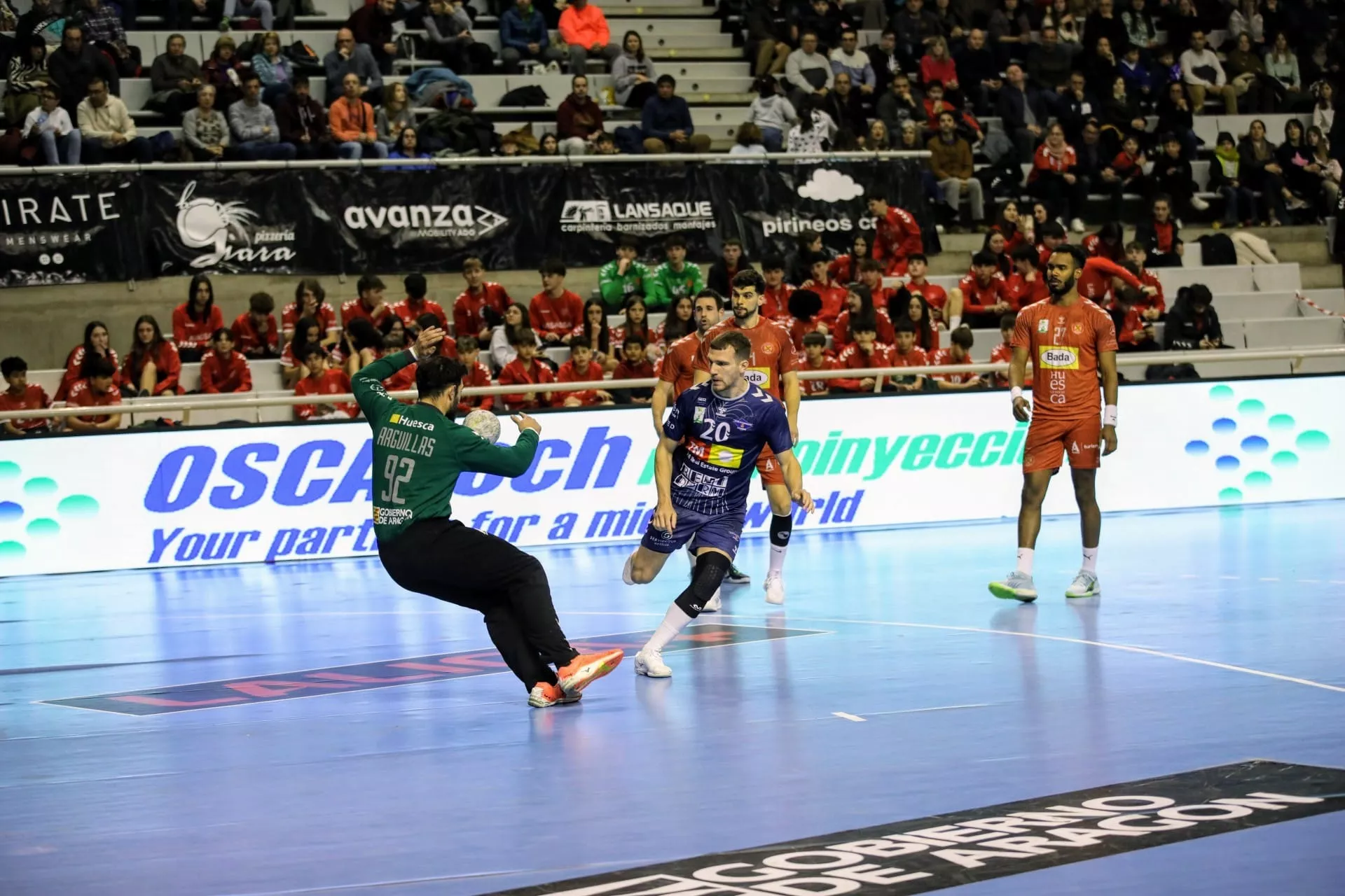 Arguillas, portero de Bada Huesca, en una acción en un partido. Foto: X @bmbenidorm