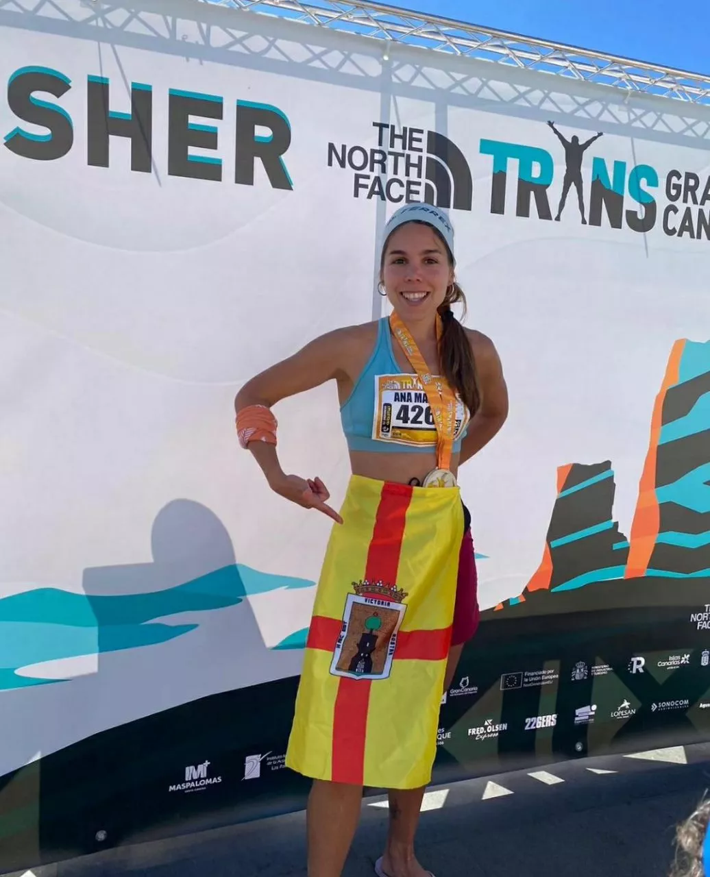 Ana Humanes luce con orgullo la bandera de Boltaña.