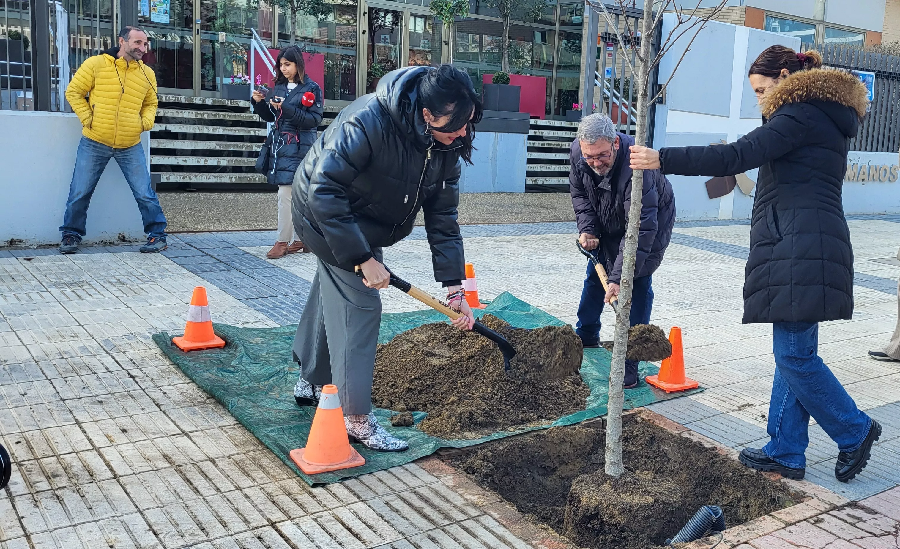 Lorena Orduna y José Miguel Veintemilla se han animado a coger la pala para la foto de arranque de la campaña de plantación de árboles. 