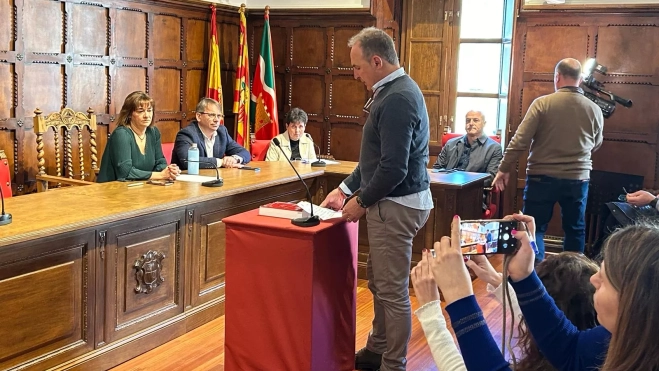 José Otal jura su cargo como nuevo concejal de Biescas José Otal jura su cargo como nuevo concejal de Biescas