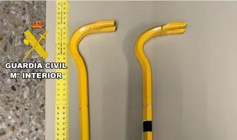 Herramientas con las que fueron sorprendidos los detenidos en el bar de la estación de autobuses.