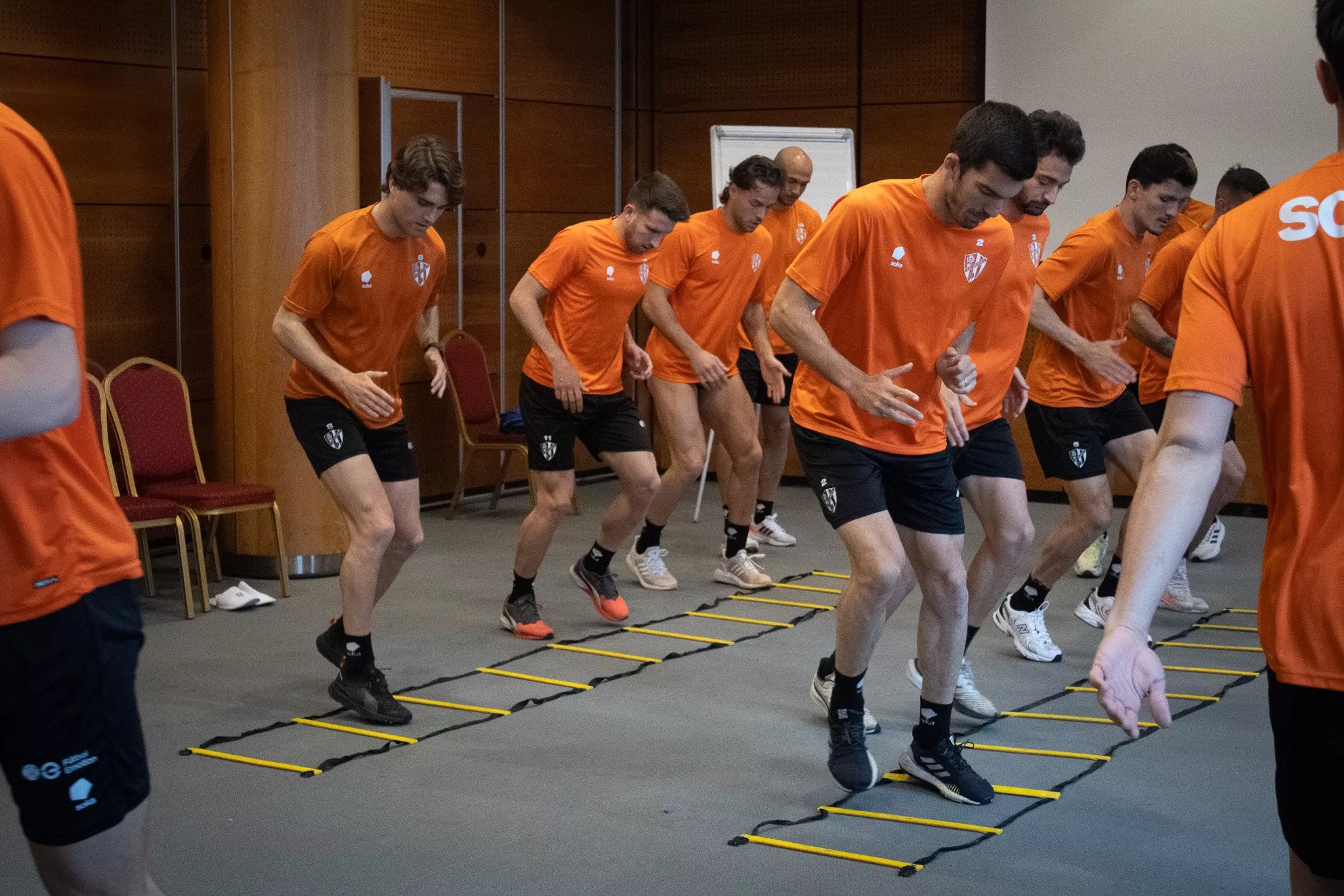 Sesión de activación de los jugadores del Huesca antes de medirse al Mirandés.
