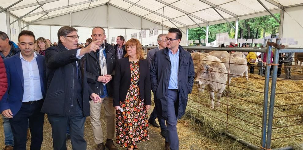 Arturo Aliaga, inaugurando la feria de Biescas.