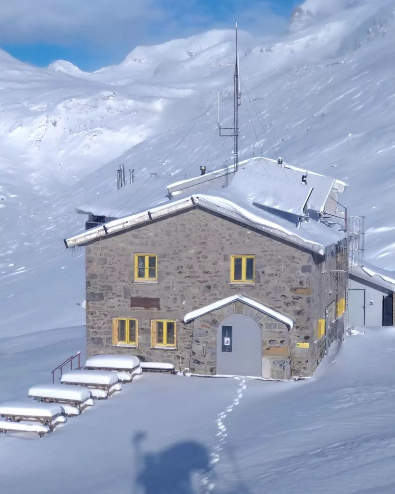 El invierno ha regresado al refugio de Góriz. Foto: Refugio de Góriz El invierno ha regresado al refugio de Góriz. Foto: Refugio de Góriz