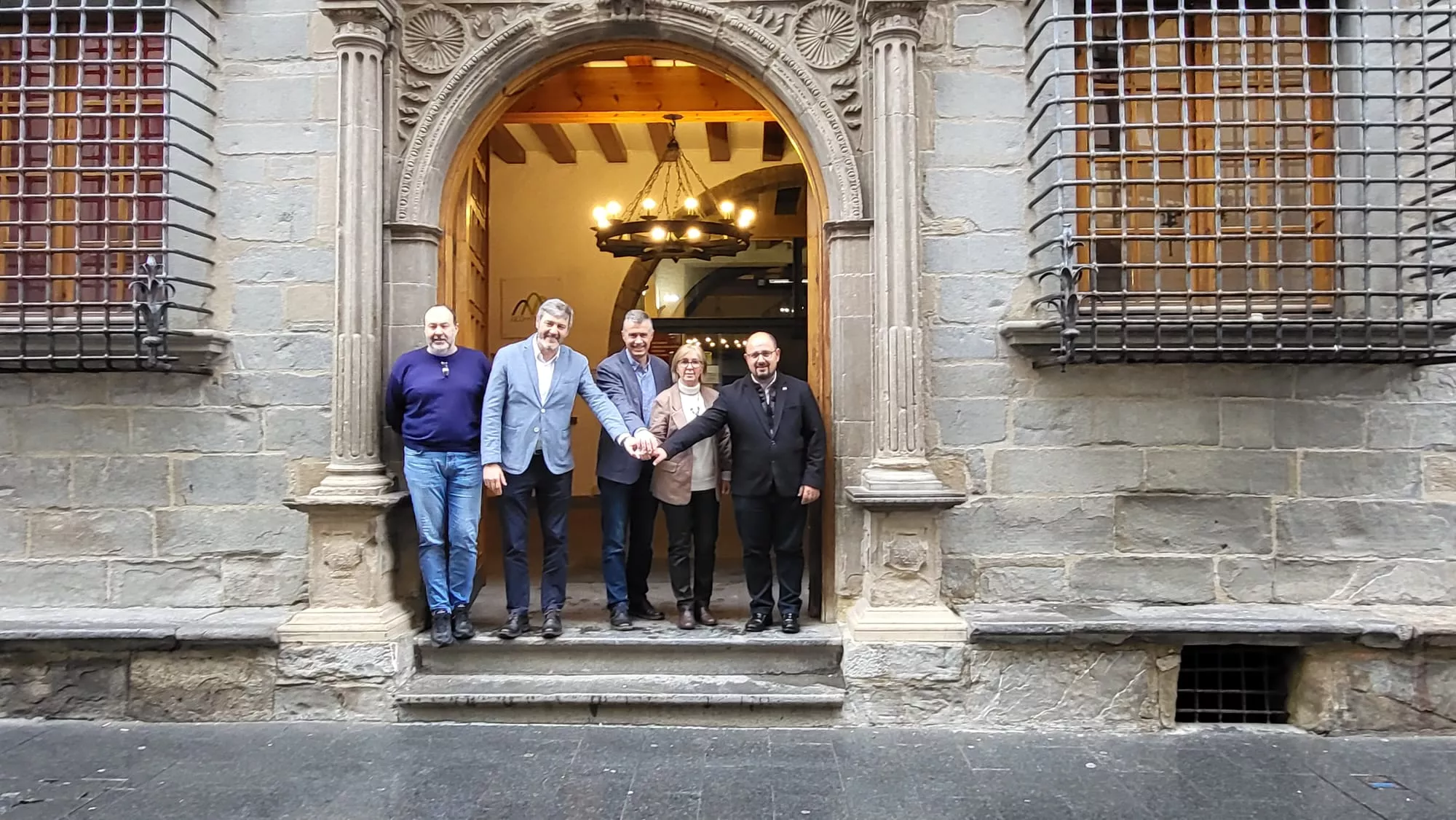 Los firmantes de PP y PAR, con el alcalde en el centro, en la puerta del Ayuntamiento de Jaca