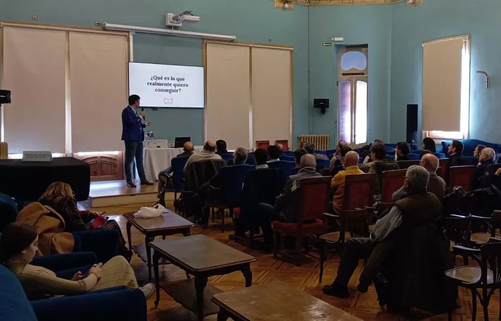 Javier Portal, en el Salón Azul del Casino, en la charla de la Peña Taurina.