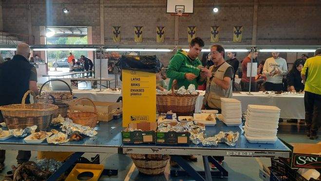 Clasificación de las setas recolectadas para su exposición Clasificación de las setas recolectadas para su exposición