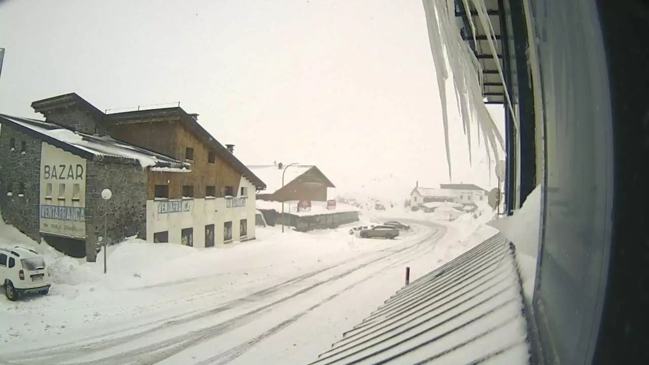 Imagen de la situación esta tarde en el puerto del Portalet, cerrado por acumulación de nieve.