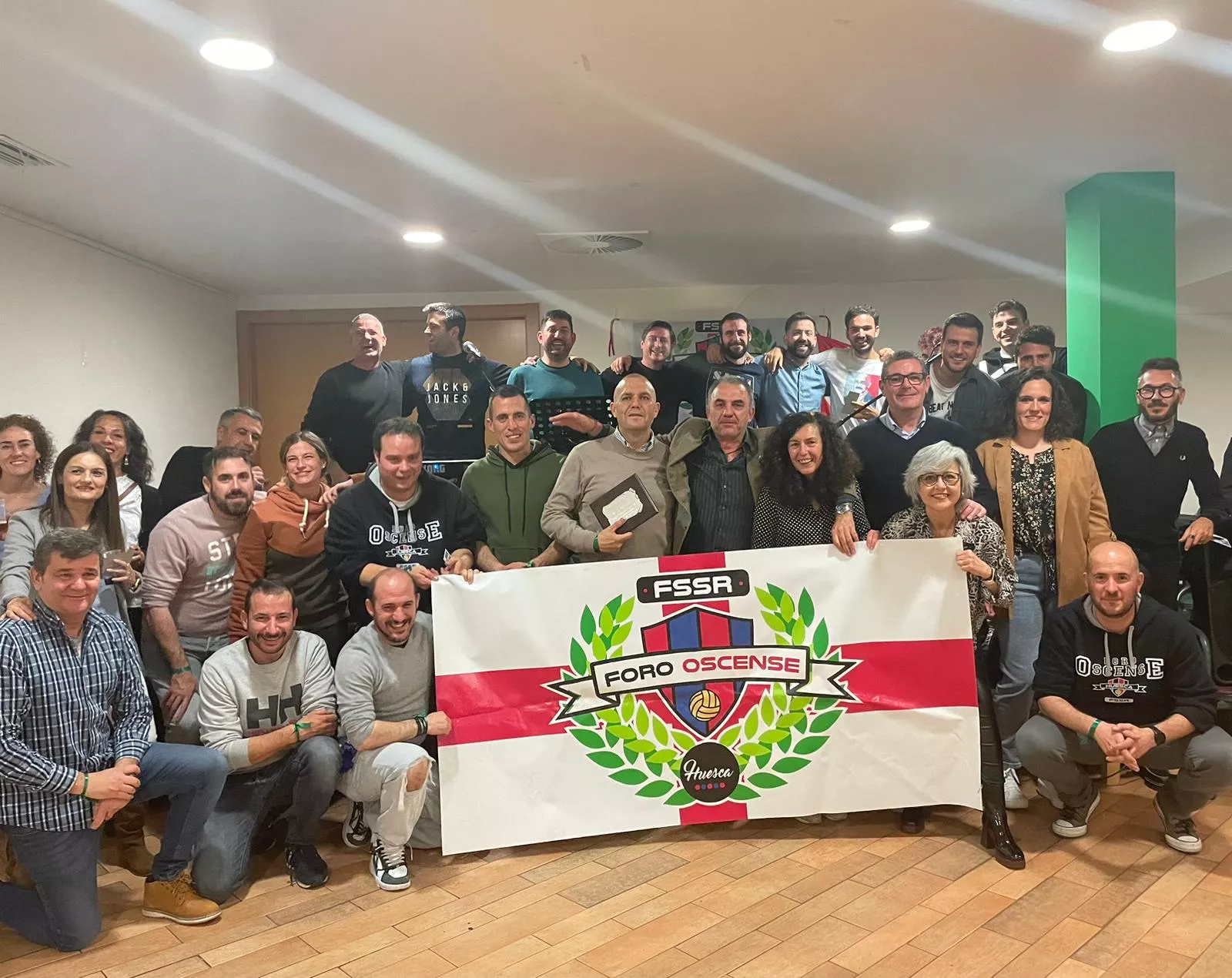 La peña Foro Oscense realizó un emotivo homenaje a Raúl Ferrer, encargado de material del Huesca.