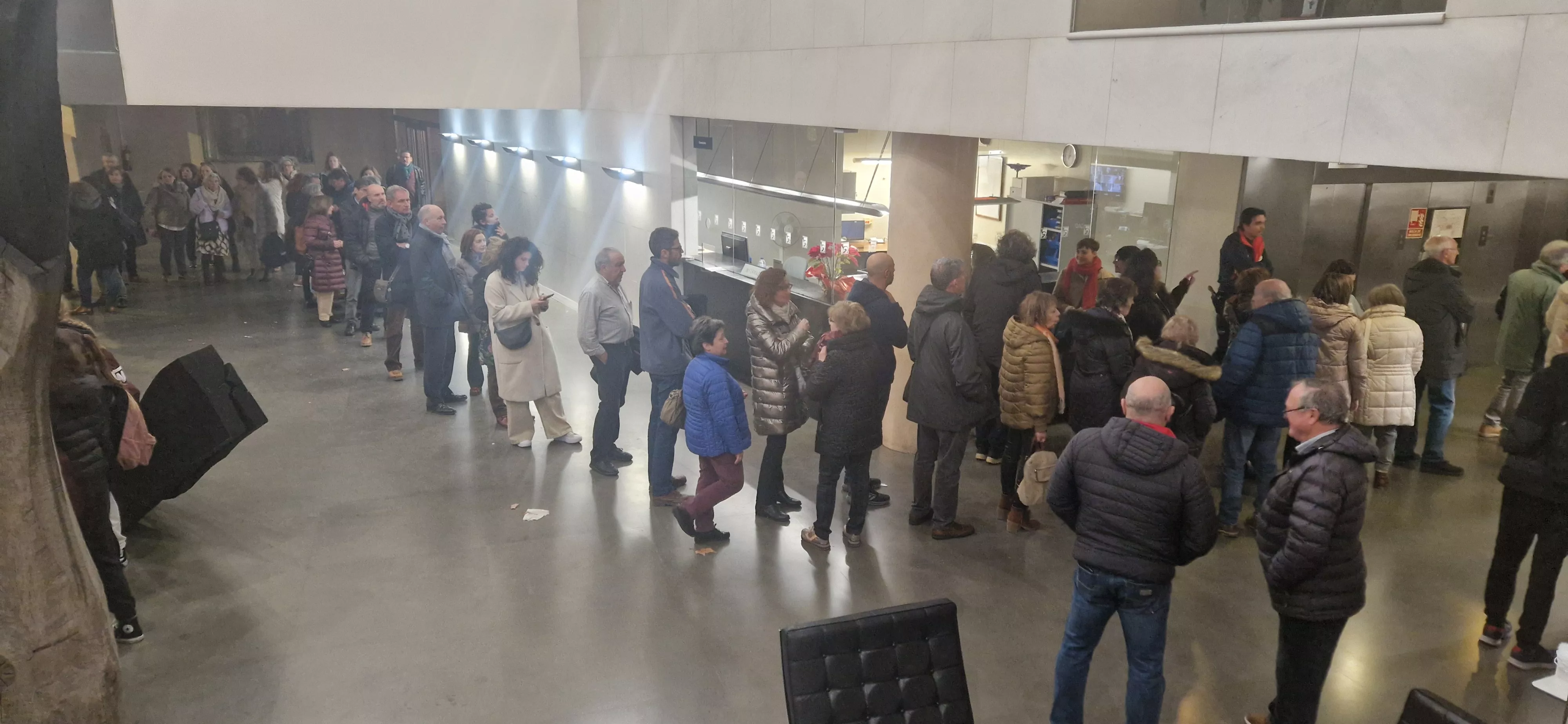 Decenas de oscenses se han quedado fuera al completarse el aforo. Foto Myriam Martínez