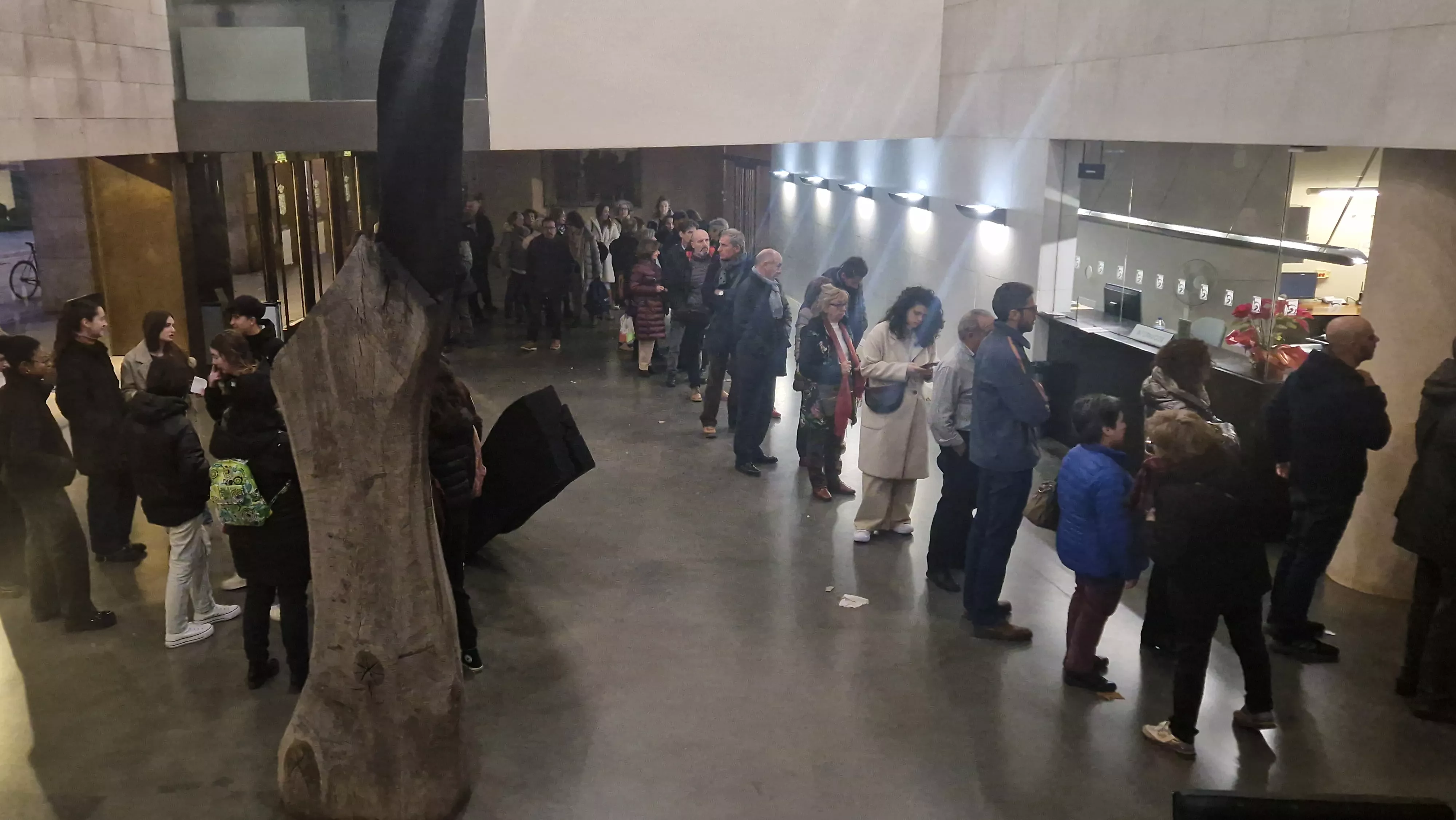 Decenas de oscenses se han quedado fuera al completarse el aforo. Foto Myriam Martínez