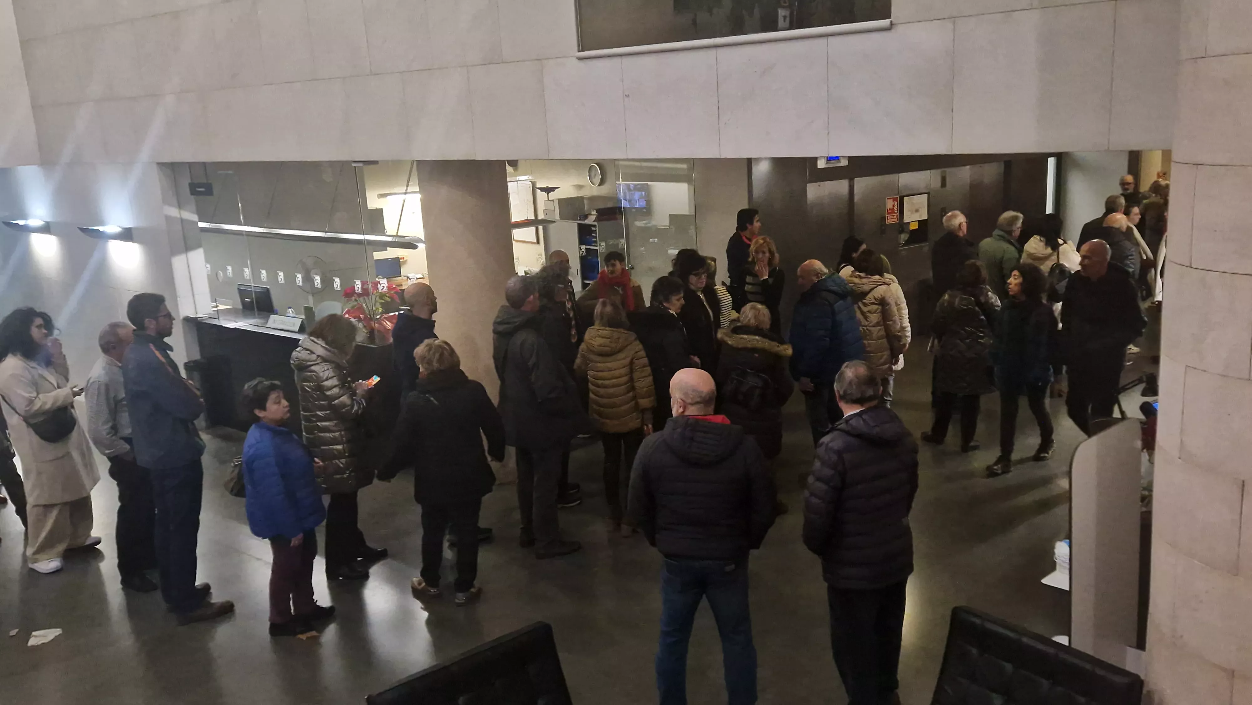 Decenas de oscenses se han quedado fuera al completarse el aforo. Foto Myriam Martínez