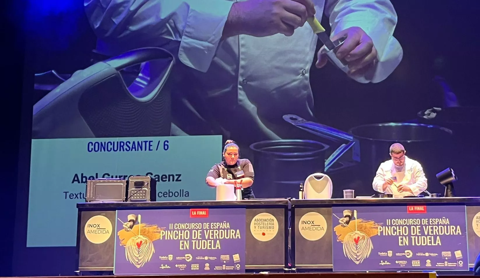 Alba Blasco y Abel Gurrea en la elaboración del pincho