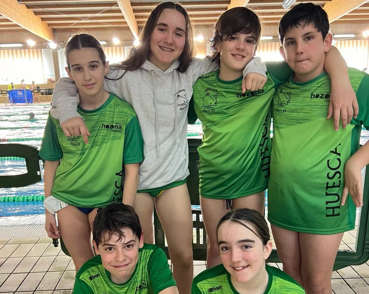 Foto grupo Zoiti. Gran actuación del CN Fraga con 13 medallas en el Infantil de Invierno