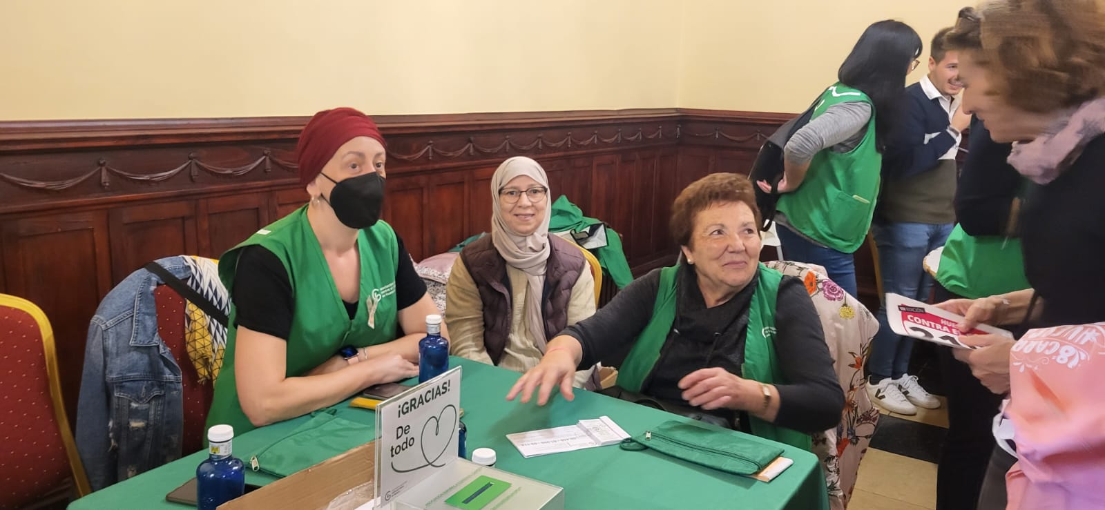 Retirada de dorsales y camisetas para la carrera Huesca  contra el cáncer 