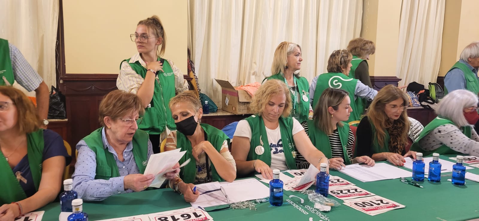 Retirada de dorsales y camisetas para la carrera Huesca  contra el cáncer 