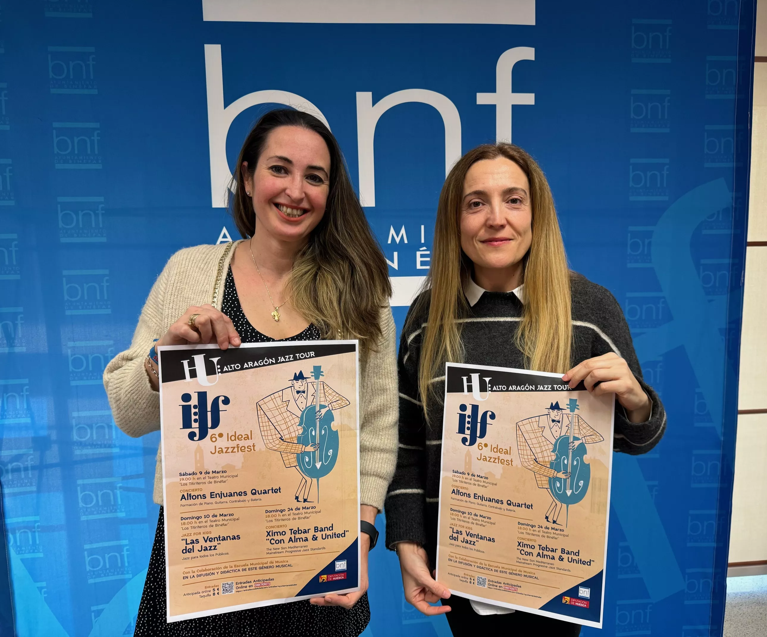 Beatriz Oliván y Laura Baquero con el cartel del Ideal Jazzfest