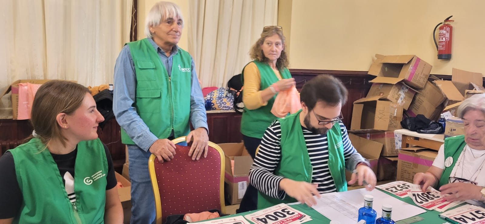 Retirada de dorsales y camisetas para la carrera Huesca  contra el cáncer 
