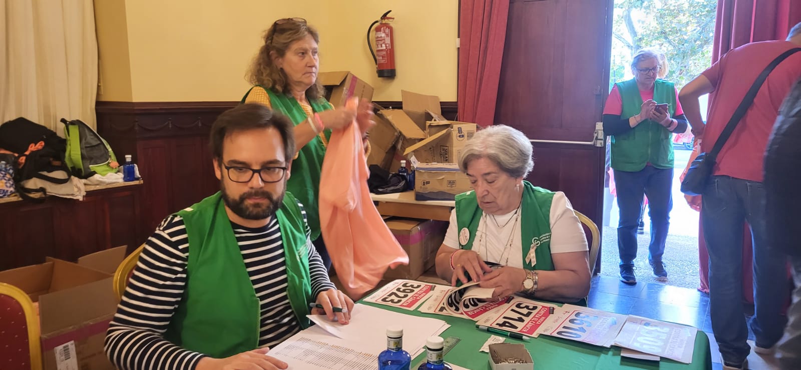 Retirada de dorsales y camisetas para la carrera Huesca  contra el cáncer 