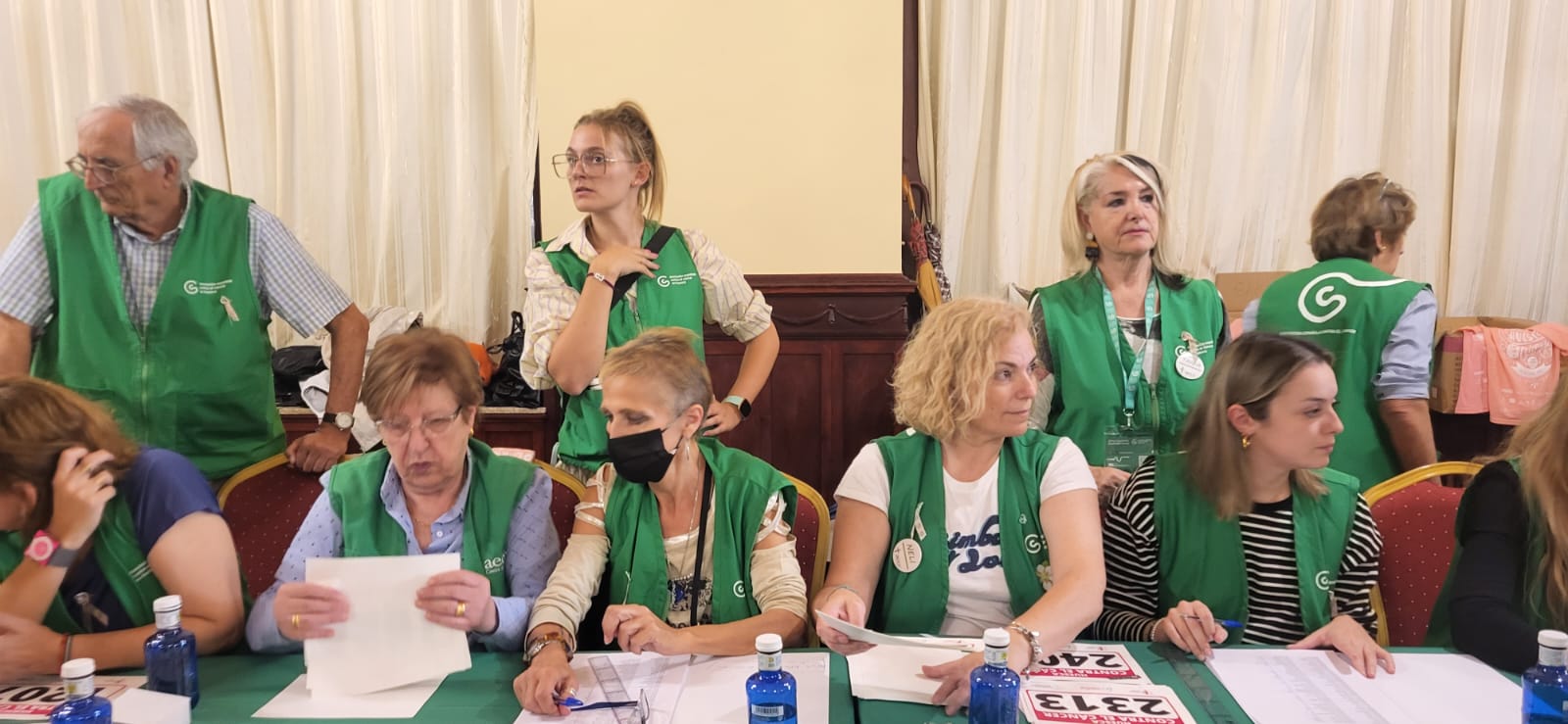 Retirada de dorsales y camisetas para la carrera Huesca  contra el cáncer 