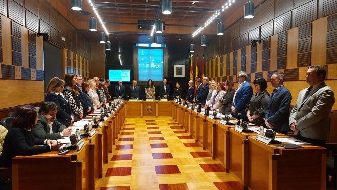 Minuto de silencio en el arranque del pleno del Ayuntamiento de Huesca.