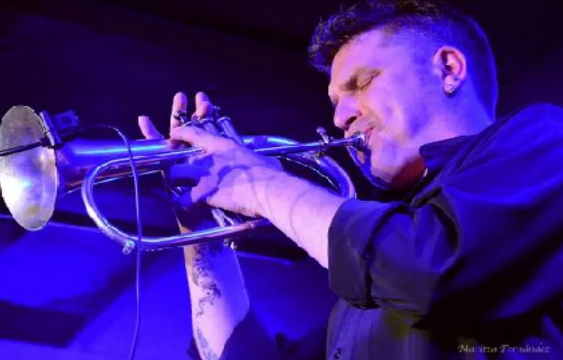 Gerardo López Pontaque con su trompeta en una interpretación de la Huesca Big Band.