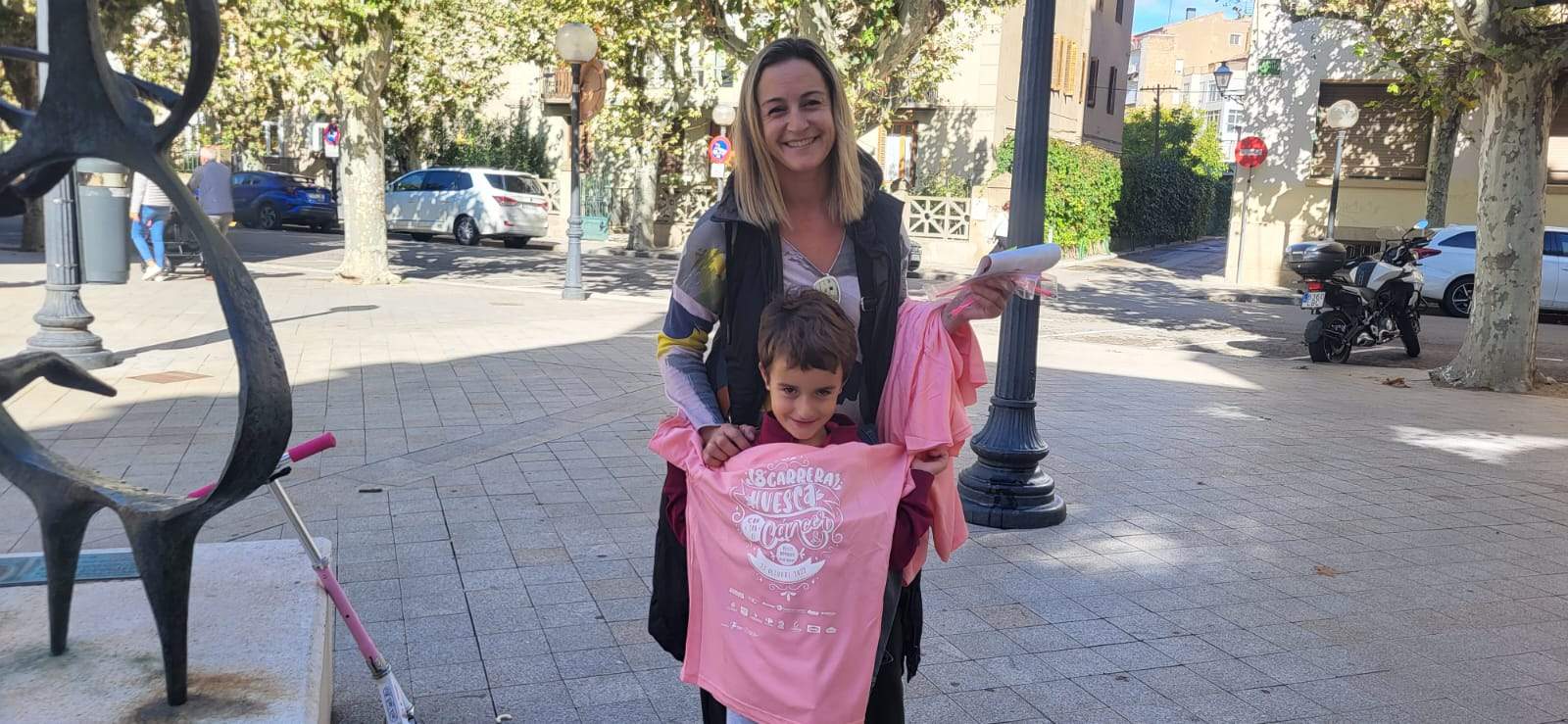 Retirada de dorsales y camisetas para la carrera Huesca  contra el cáncer 