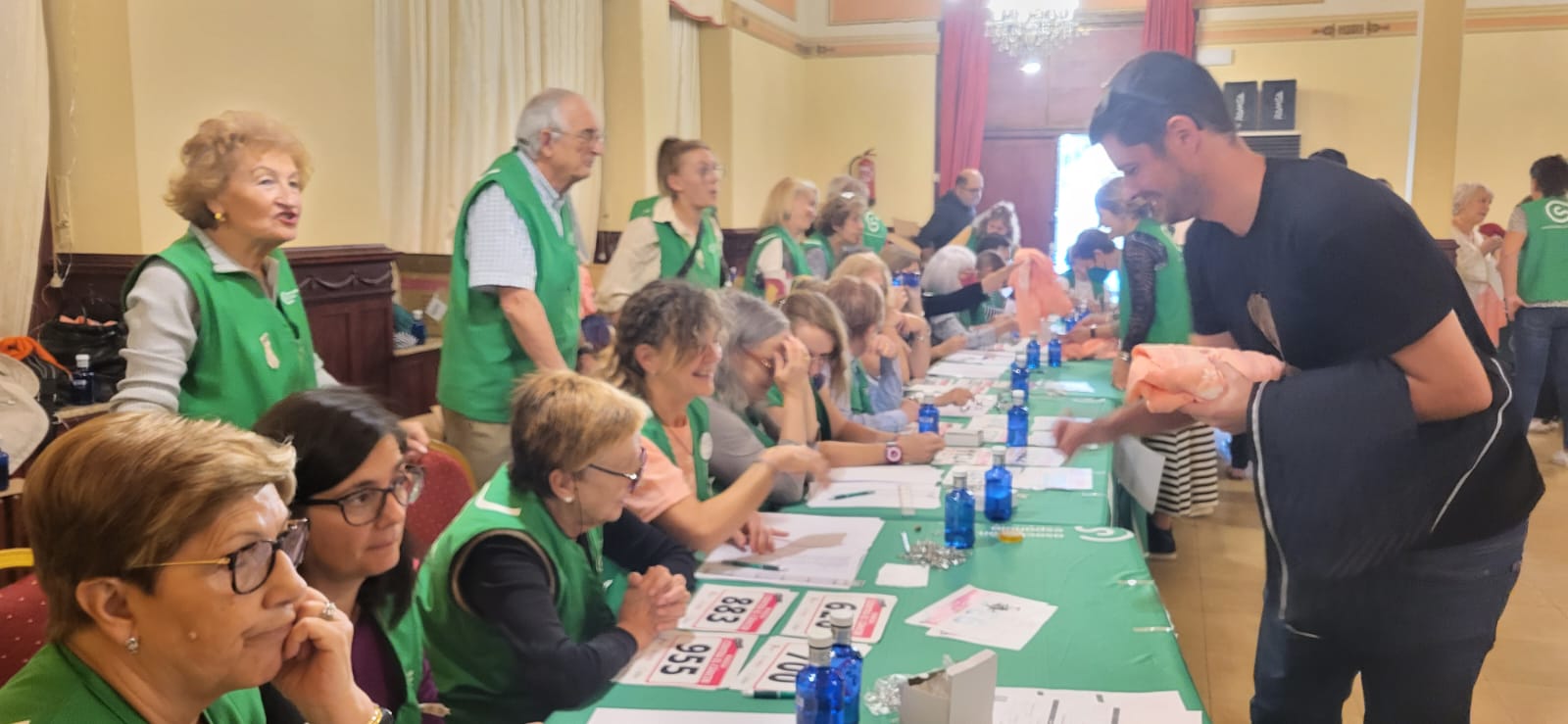 Retirada de dorsales y camisetas para la carrera Huesca  contra el cáncer 