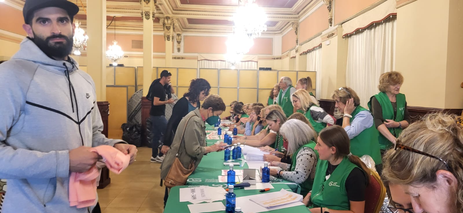 Retirada de dorsales y camisetas para la carrera Huesca  contra el cáncer 