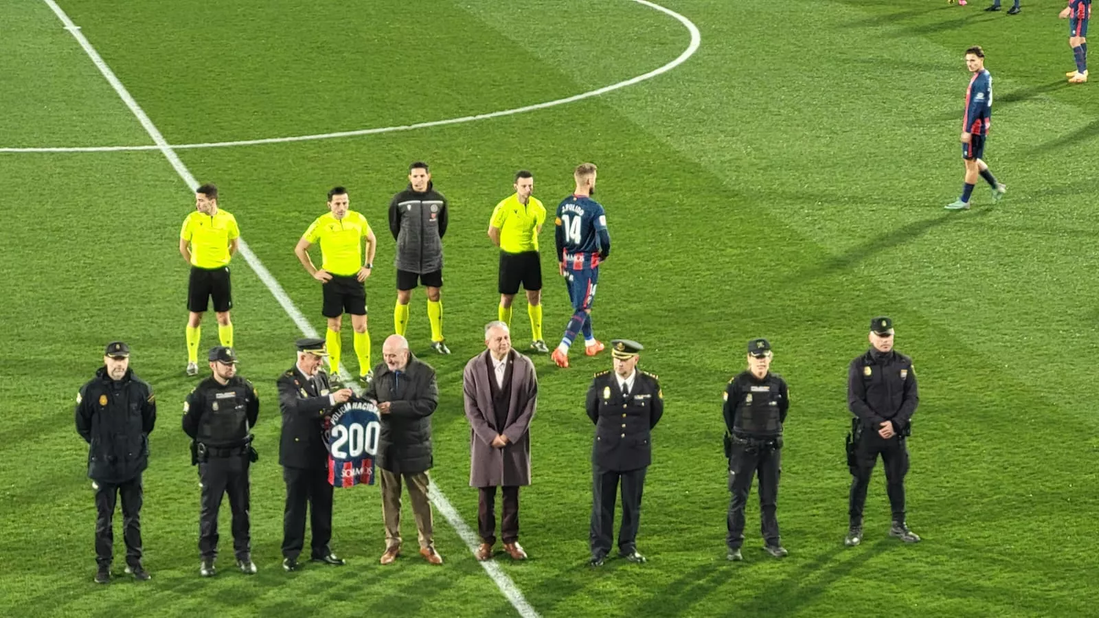 Saúl Ais Reig, en el homenaje a la Policía Nacional por el Bicentenario, antes del partido del Éibar.