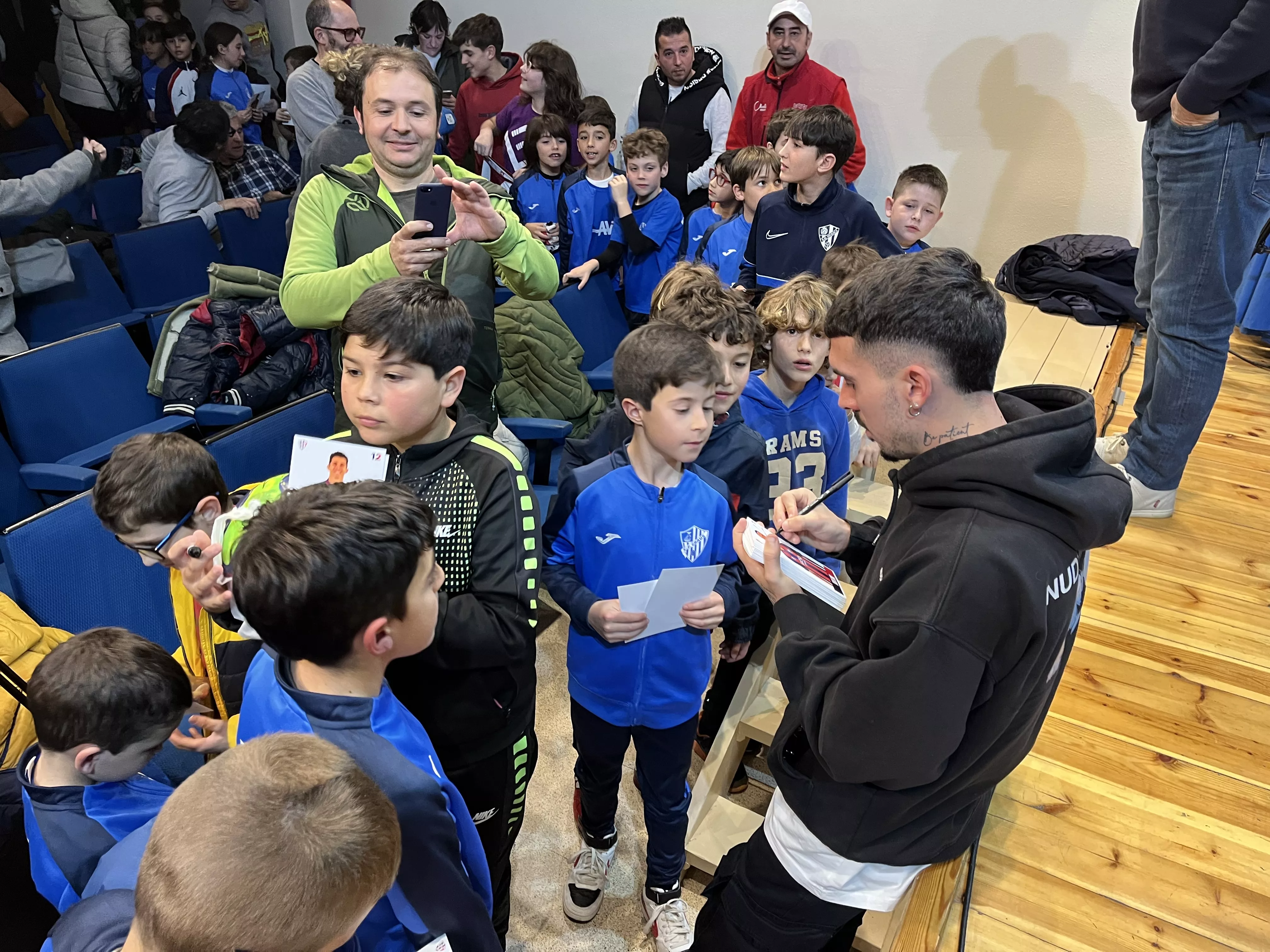 Joaquín firma autógrafos a los más pequeños en Graus, en el encuentro "Somos ProvincIA". Foto: A. Mora